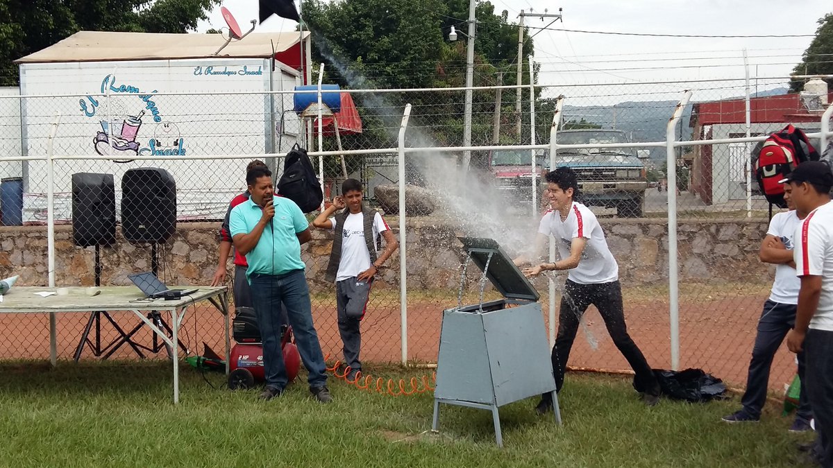 MtroFrancisco's tweet photo. Concurso de Cohetes Hidroneúmaticos de la carrera de Electromecanica 
#SomosCecytejElGrullo https://t.co/R2oAt7DN3m