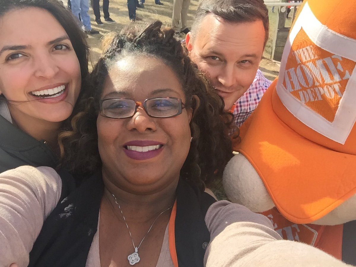 Always time for a quick #ServiceSelfie photo with Homer. #ITSWHATWEDO #VeteransDay <a href="/HomeDepotCareer/">Home Depot Careers</a>
