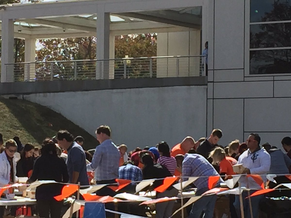 Associates volunteering part of their lunch hour to build things for our #veterans 👍🏾#DoingMore4Vets #ITSWHATWEDO <a href="/HomeDepotCareer/">Home Depot Careers</a>