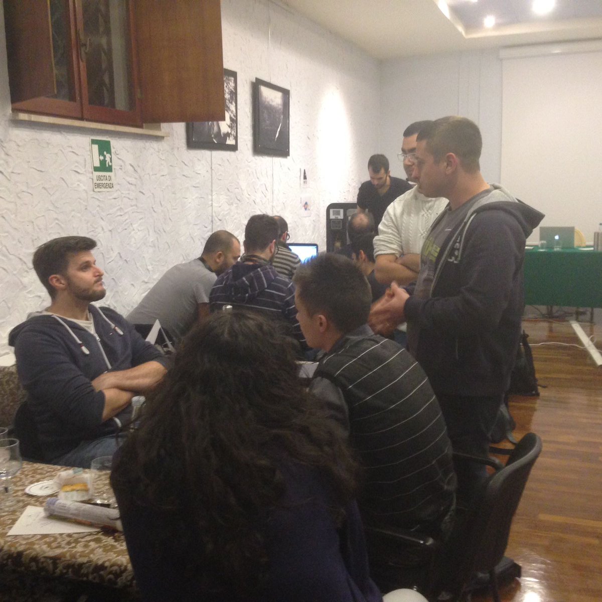 HivesProject's tweet photo. Sarà una lunga notte per gli #sviluppatori a lavoro per #Hackathon 4.0! Domani sapremo quali sono le #idee vincenti! #MoveUpStartUp https://t.co/PZIr8ZlebH