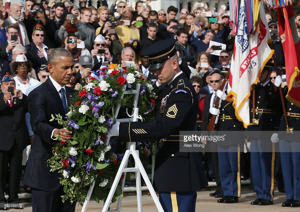 GettyImages's tweet photo. Across the U.S., Americans honor their soldiers: https://t.co/N8fYmoY5cA #VeteransDay 🇺🇸 https://t.co/KeGLXFFt9t