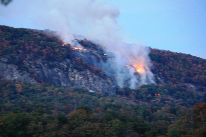 foxcarolinanews's tweet image. Western NC state parks closed to assist firefighting effort

foxcarolina.com/story/33688642…