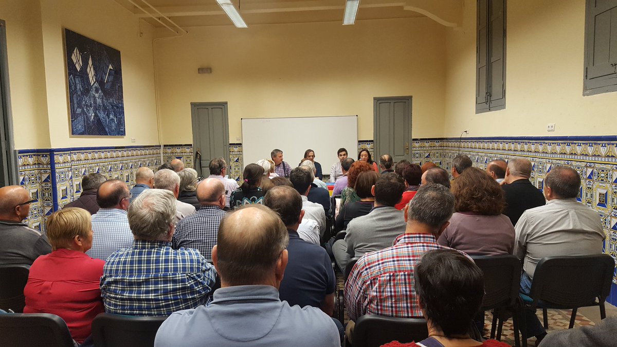 MemoriaManises's tweet photo. Comenzamos la Presentación del Libro "La Guerra Civil 1936-1939" de Ricard Camil y de Juan Carlos Colomer en la Casa de Cultura de #Manises https://t.co/NRDqOw1Hjt