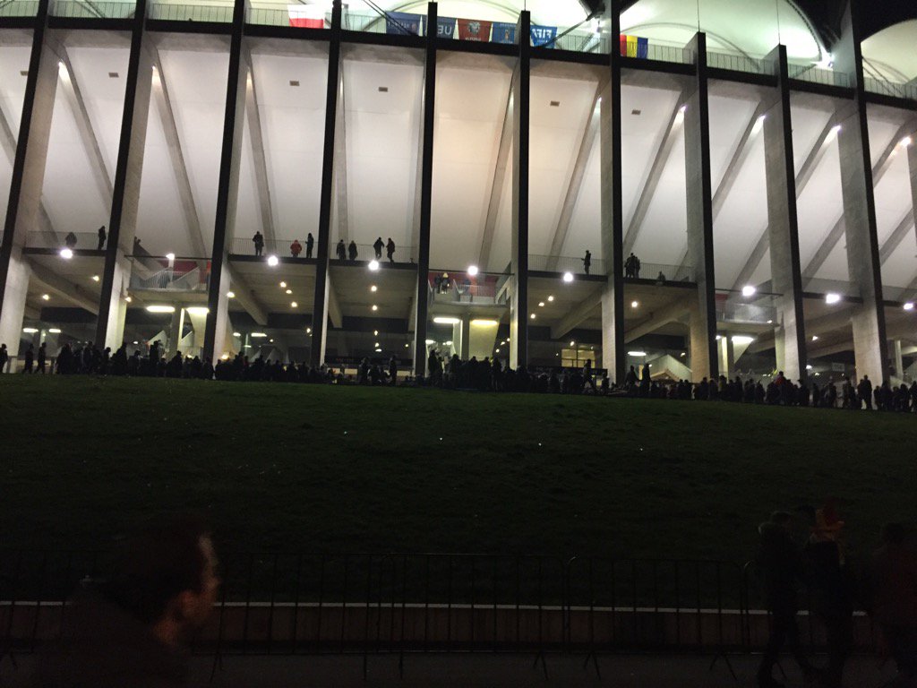 mistertransfer's tweet photo. Cozi de sute de fani la intrarea de la tribuna a doua! #rompol https://t.co/zaCEzOfT7S