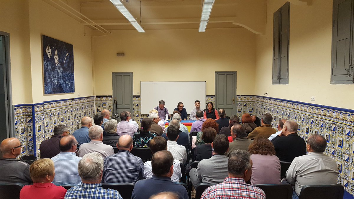 MemoriaManises's tweet photo. Comenzamos la Presentación del Libro "La Guerra Civil 1936-1939" de Ricard Camil y de Juan Carlos Colomer en la Casa de Cultura de #Manises https://t.co/NRDqOw1Hjt