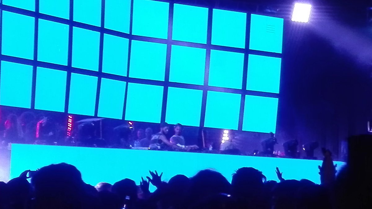 LulaOlik's tweet photo. Pese a lo que digan la noche fue buenísima y mas si lo pasas entre amigos @josecamzum @lilicernam @Monchilaregion #CreamfieldsPeru https://t.co/Emq2Hj4ckh