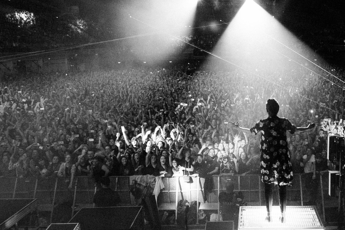 michellebvb09's tweet photo. I AM ON THE OFFICIAL PIC IN VIENNA FUCK YEAH #ERS2016 #ersvienna #viennaroadshow https://t.co/jytLdfvwnr