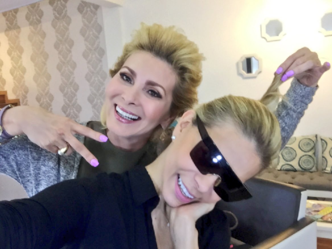 cecygtz_tv's tweet photo. #FelizViernesA mí amiga ya la dejaron hermosa #maquillaje #Uñas #peinado .Ahora me toca a mí yo tbm quiero quedar @D100belleza 
#Meencantan👌 https://t.co/rzTFt595bO
