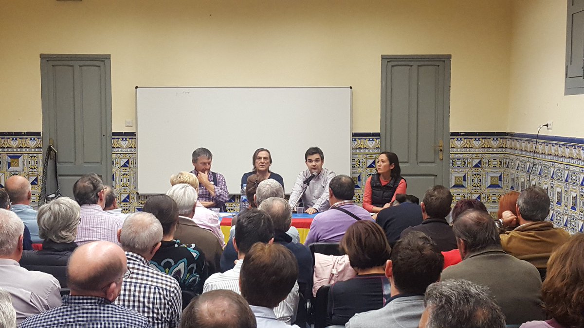 MemoriaManises's tweet photo. Comencem amb el torn de debat i diàleg amb el públic en la presentació del llibre "La Guerra Civil 1936-1939" #Manises #MemoriaHistórica https://t.co/9BE4AMqiOo