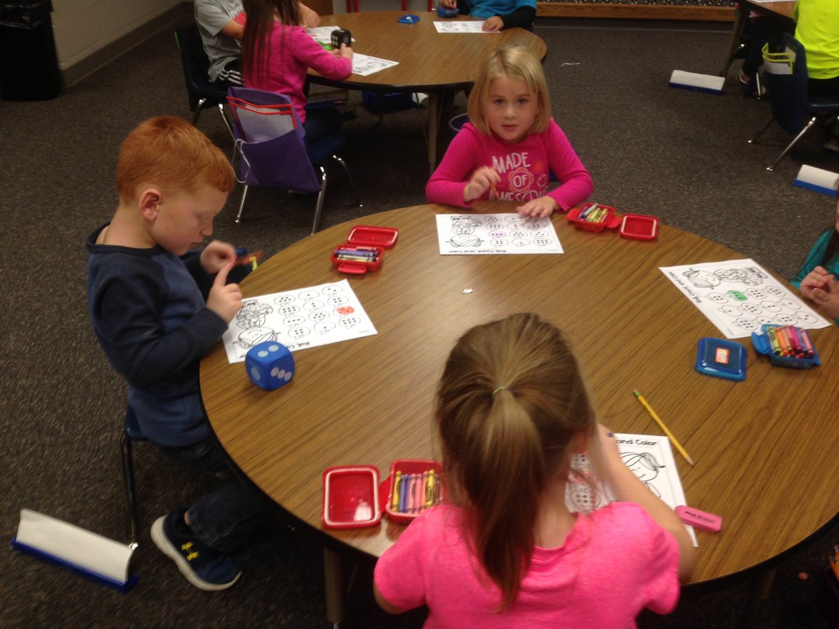 MrsRothKG's tweet photo. Roll and color! Friday fun math! #WeAreMG #activeargylls #rothk https://t.co/JmPzVF0XR8