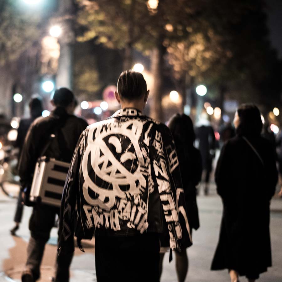 LeClubStyle's tweet photo. Weekend mood
#StreetStyle captured in Paris after Alexander McQueen fashion show
#photography #streetfashion #moodoftheday https://t.co/K4M29sHmXz