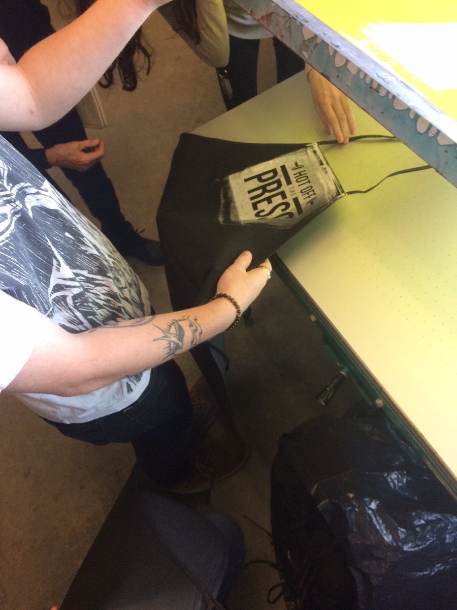 Printmakers <a href="/georgiancollege/">Georgian College</a> print aprons for Hot Off the Press print sale next Thursday.
facebook.com/events/1128055…