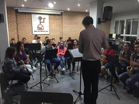 SMJBenimaclet's tweet photo. La Banda Musica Jove de Benimaclet con Bert Appermont ensayando "Jeijamano" #BertAppermont #Beniendirecto #miniauditori @FSMCV https://t.co/1NgJT07GkI