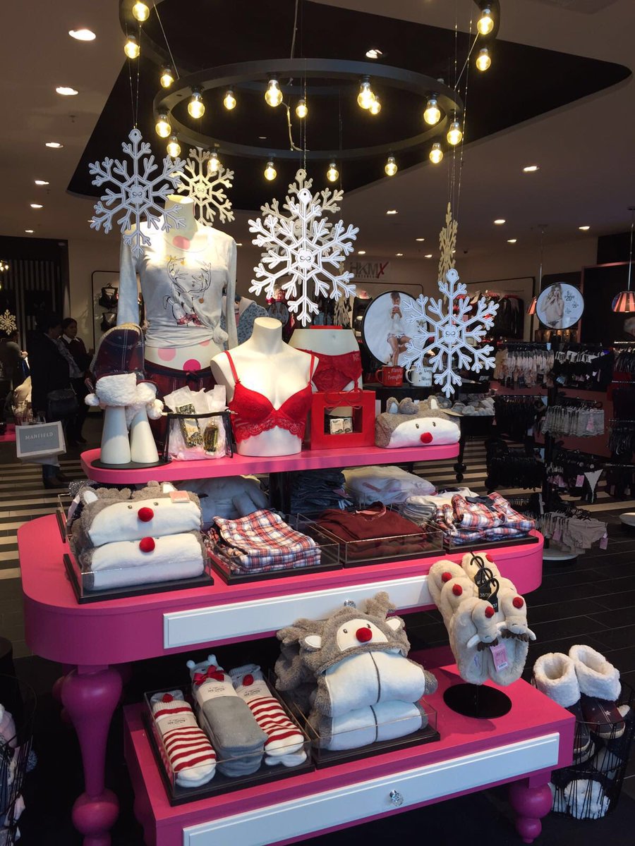 So beautiful the new cosy table #readyforchristmas #winter #cosy <a href="/Hunkemoller/">Hunkemöller</a> <a href="/AlexandriumSC/">Alexandrium Shopping Center</a>  ❤️ it!
