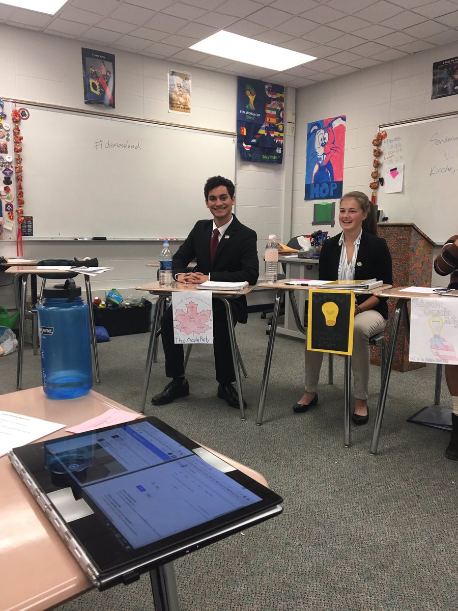 ManateesIAW's tweet photo. All smiles here from the @MapleTreeParty! And what a closing statement! #LikeATree #DeMossLand https://t.co/nMqku3U9LY