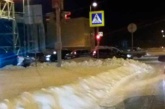 Авария с участием нескольких автомобилей в Кургане в час пик
парализовала движение по оживленному перекрестку. goo.gl/iDbp17