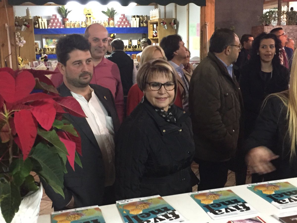 dipvalencia's tweet photo. 🍯🍯🐝🐝 La diputada d'Assessorament Municipal, Conxa García, inaugura la XX Edició de la Fira de la Mel de Montroi (Interés turístic) #Fivamel https://t.co/cL22EWTrpu