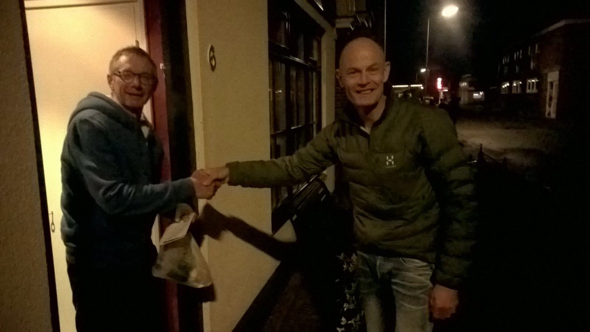 Vrijwilligers @CallantsoogOnWh vanavond verrast met tas oliebollen en een bidon.