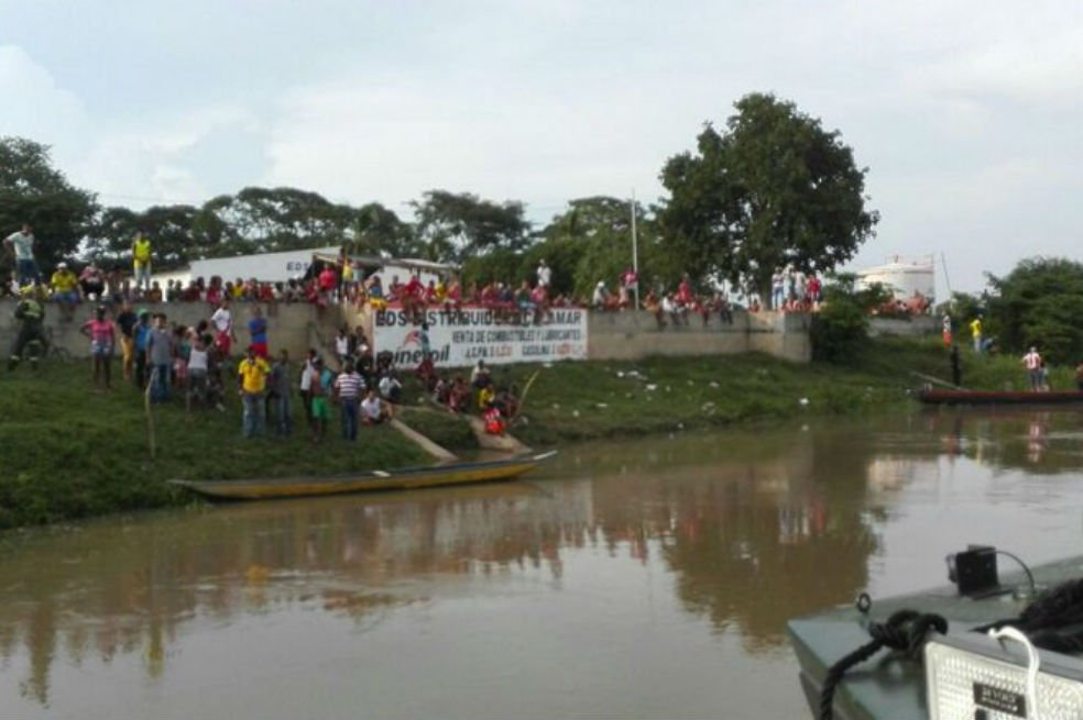 elespectador's tweet photo. Rescatan cuerpo de una de las dos menores desaparecidas en río Magdalena. https://t.co/sKClQnE3lI https://t.co/P6UVFYewx6