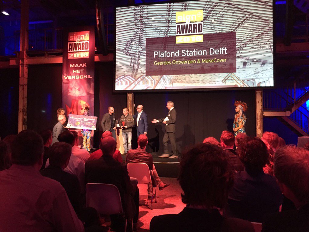 Sign2SignNews's tweet photo. De #signaward 2016 gaat naar: #makecover en #geerdes ontwerpen met plafond station Delft. Gefeliciteerd! 🎉 https://t.co/EiLuakdymi