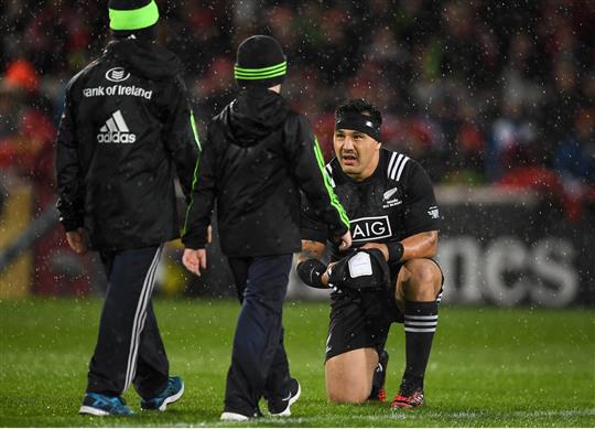 ballsdotie's tweet photo. Poignant shot by @sportsfile as Maori All Blacks captain Ash Dixon presents Anthony Foley's sons with an 'AF' Maoris shirt, post-haka. https://t.co/NV8Z5KXJa2
