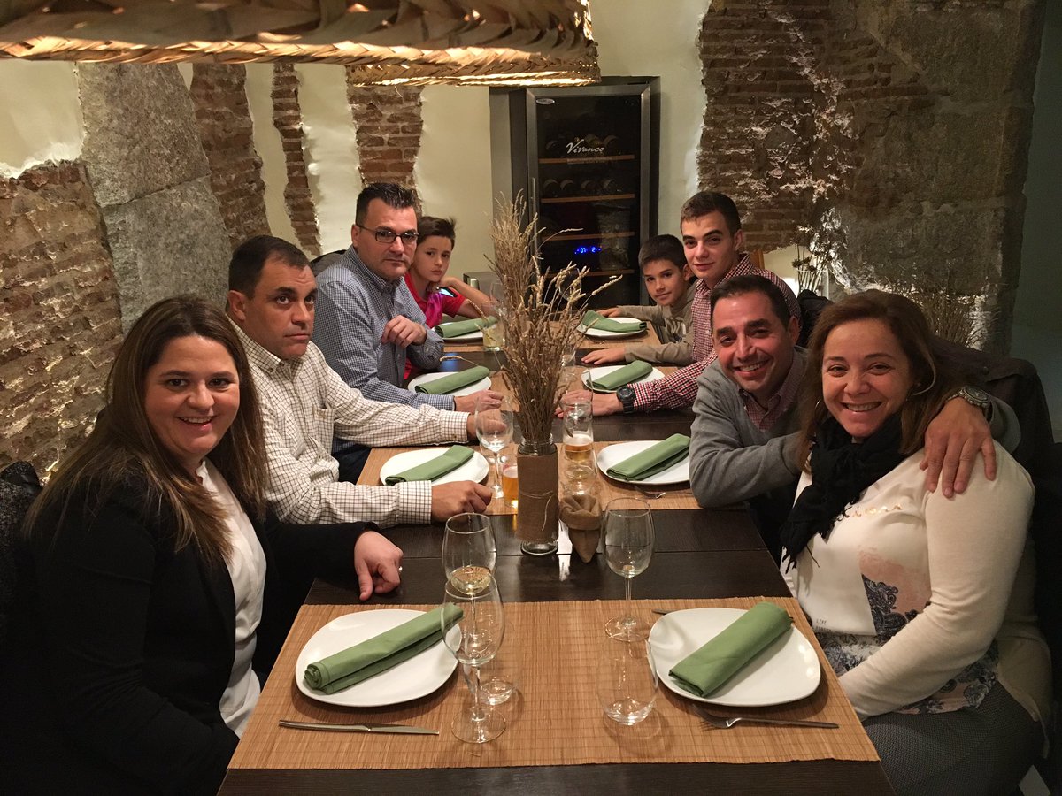 Alejand30423810's tweet photo. La primera cena en @DestapaMadrid . Magnífico lugar https://t.co/SWenV9LI0O