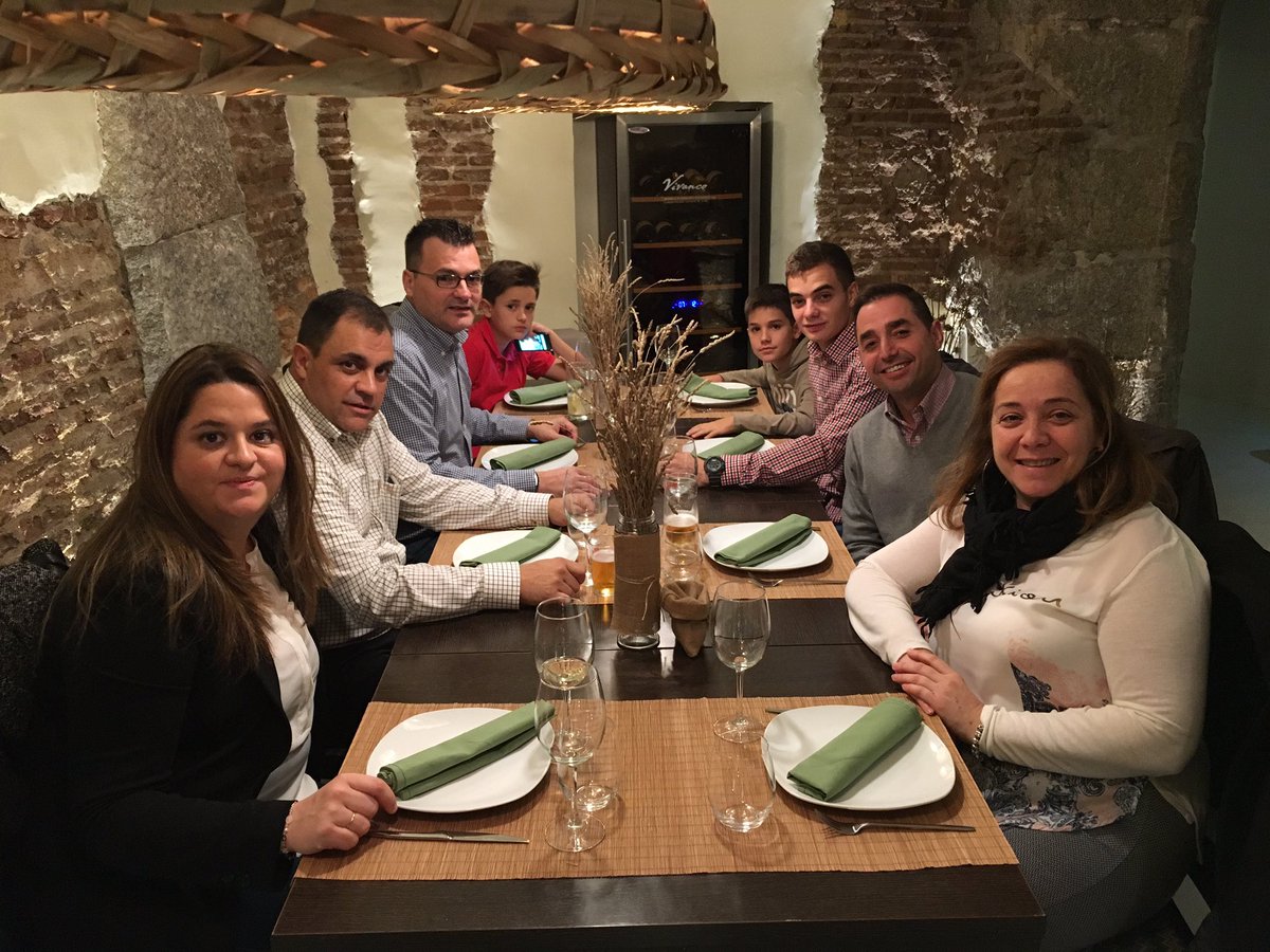Alejand30423810's tweet photo. La primera cena en @DestapaMadrid . Magnífico lugar https://t.co/SWenV9LI0O