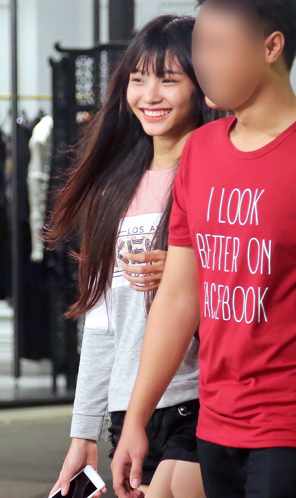 Twitter 上的 Disk ベトナム人モデル Vietnamese Model ホーチミンrexホテル前で夜に撮影をしていました 短いレンズしか持ち歩いてなかったので画質は良くないですが可愛いモデルさんを見つけたので撮ってきました 脇役だったのでまだあまり有名なモデルさん