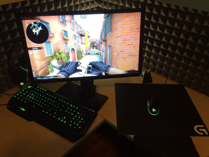 Logitech on Twitter: "Luca is all set up at battlestation! #LogitechG gear, mouse bungee, and soundproofing #FanFriday https://t.co/KwpK3R00cO" / Twitter