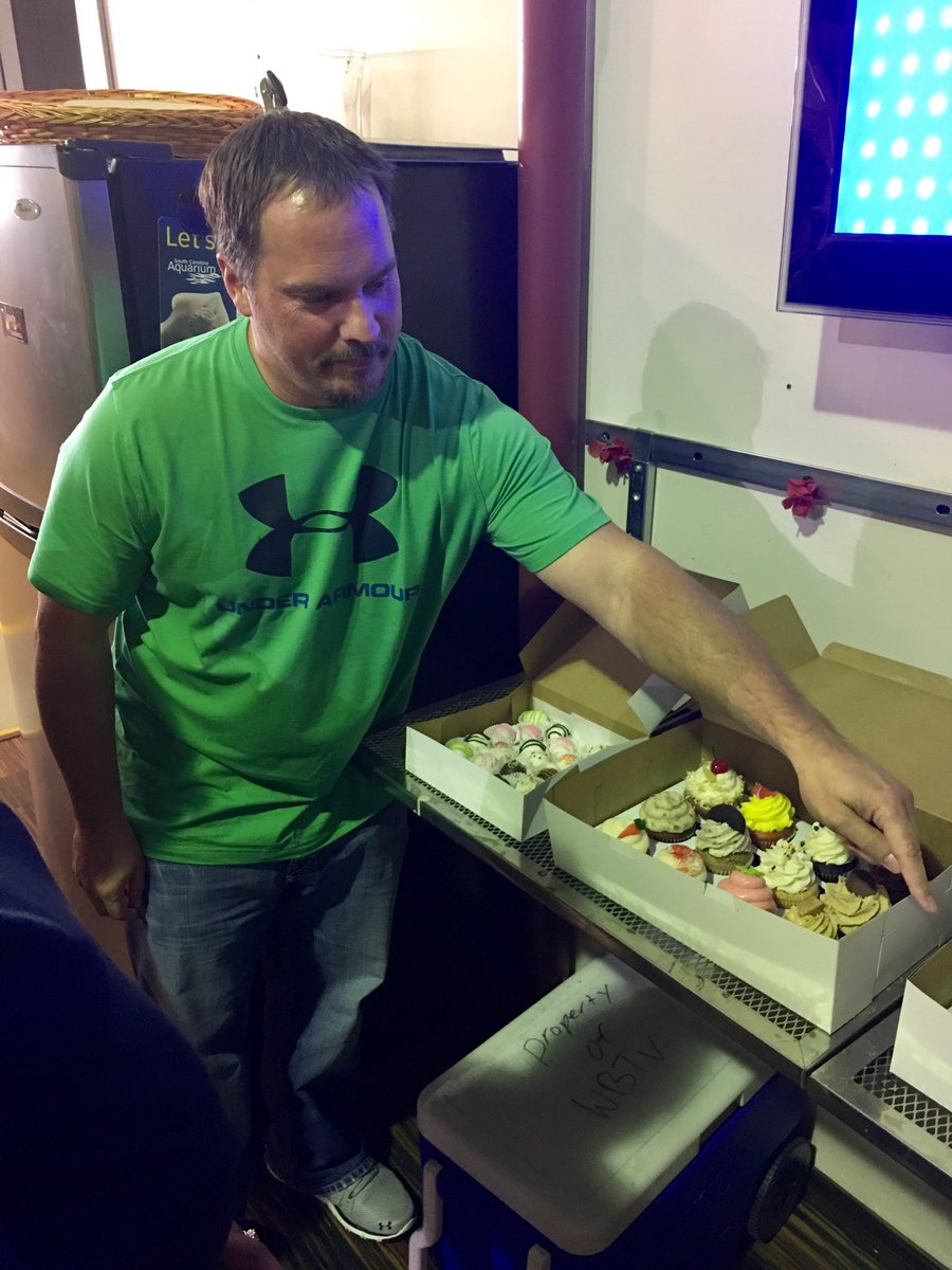MollyGrantham's tweet photo. "A long week for you guys," Freddie said. "So my wife and I wanted to drop off treats." #QueenBeeBakery #MtHolly #Kindness #DedicatedViewer https://t.co/IBYxxC4WCt