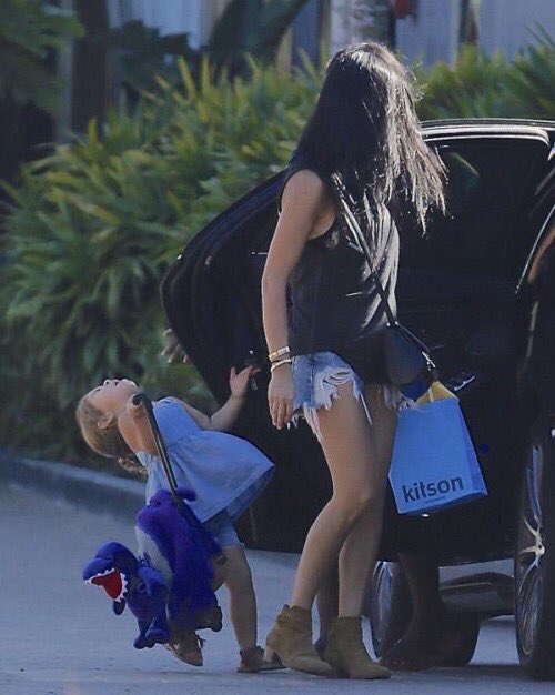wolfyneyda's tweet photo. "How's life going right now?" https://t.co/4RVaIqde0e
