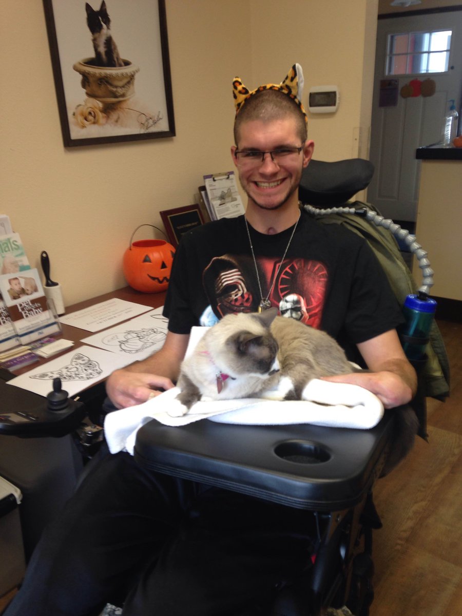 AnimalAidPDX's tweet photo. Happy #VeteransDay! We thank all our volunteers who are #veterans, including #armyvet Alex. Read his story here https://t.co/wvf58Rsd0o #USA https://t.co/7pgSI4F6GX