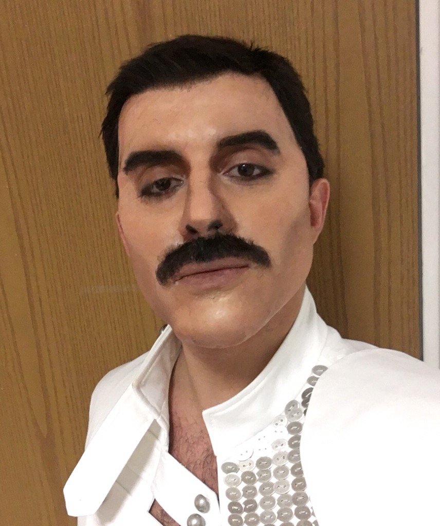 Stasera a #taleequaleshow ho interpretato l'immenso #FreddieMercury ...
Vi è piaciuto il mio tributo?