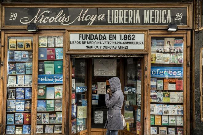 SecretosdeMadri's tweet photo. ¿Sabías que la librería más antigua de #madrid está en C/ Carretas? La Librería Moya, que abrió en 1862. (Foto El Mundo) #DiadelasLibrerias https://t.co/TJLcMT9feu