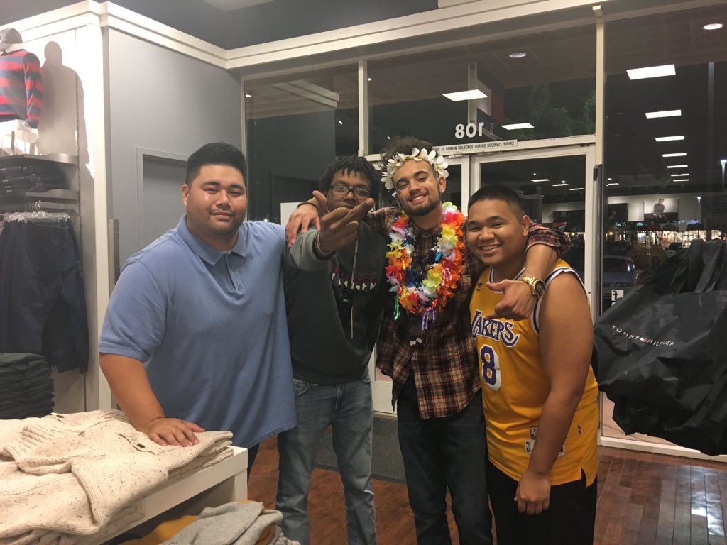 novhboii's tweet photo. So much love.. 🙏🏼 #THfam https://t.co/4wuzgzbKUp