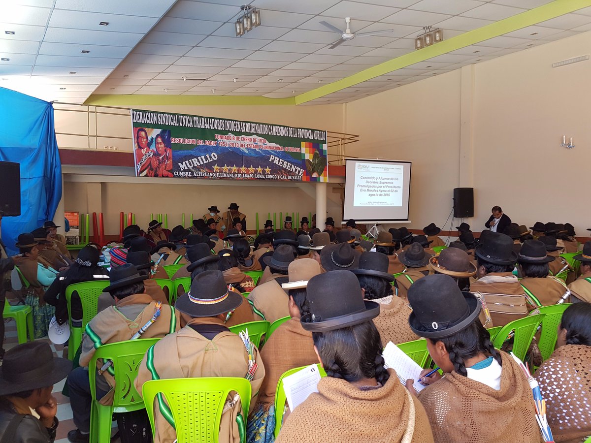 SenadoBolivia's tweet photo. Sen #JorgeChoque #FIC socializa DS. promulgados el “Día Nacional de la Revolución Productiva, Comunitaria y Agropecuaria” #Challapata #Oruro https://t.co/e9hnvlZXtk