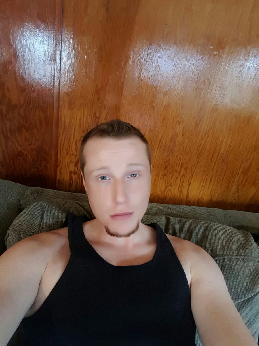 420Bath's tweet photo. Hate the wood walls im probably the only nice thing in this picture. 😘 https://t.co/W4BLMhhxS2