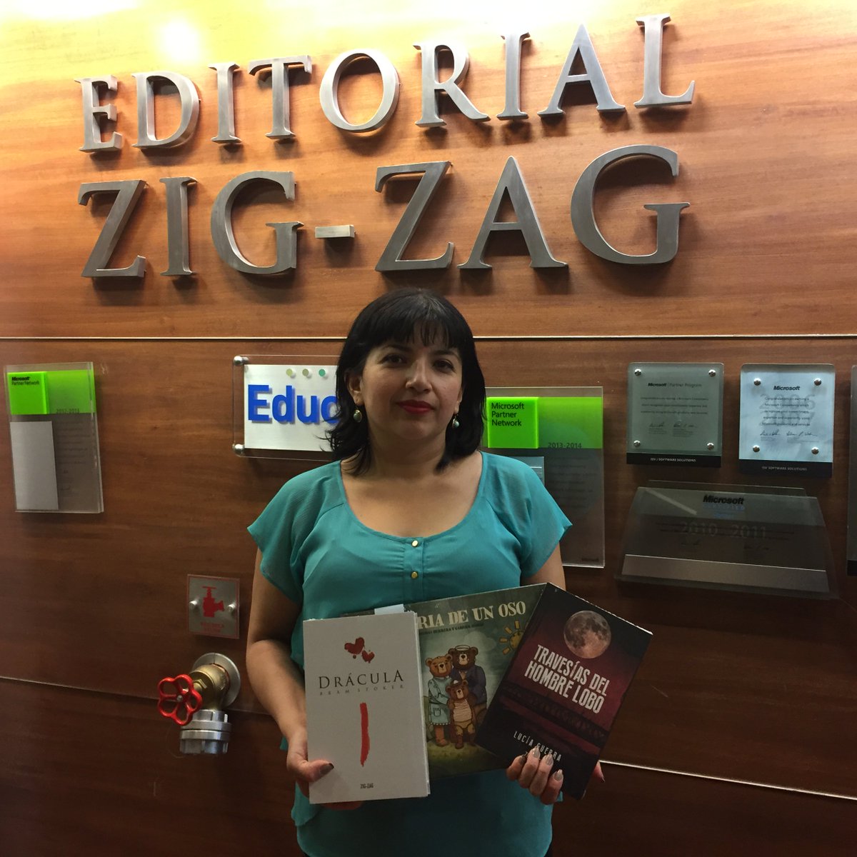 ZigZagEditorial's tweet photo. ¡Aquí la ganadora de nuestro sorteo de la #FILSA2016 con sus premios! Gracias a todos por participar, manténganse atentos por más sorpresas https://t.co/PojIuvAU8o