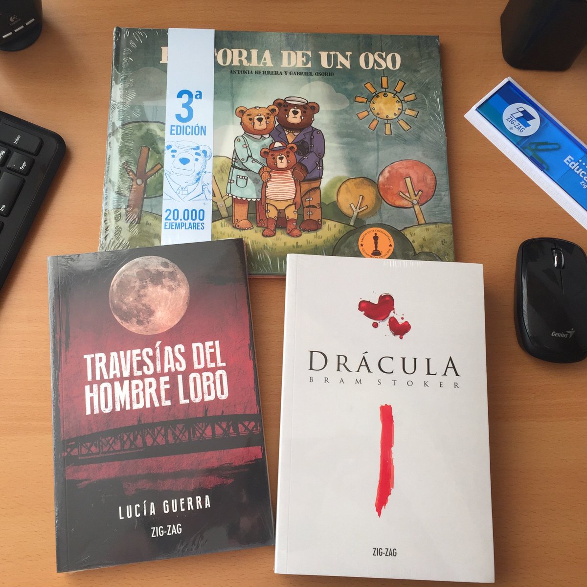 ZigZagEditorial's tweet photo. ¡Aquí la ganadora de nuestro sorteo de la #FILSA2016 con sus premios! Gracias a todos por participar, manténganse atentos por más sorpresas https://t.co/PojIuvAU8o