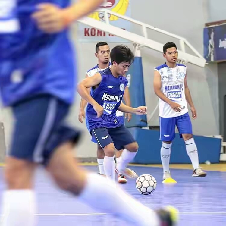 mataram_fc's tweet photo. Semamgat latihan pagi dengan jersey baru dari @classico_jersey 👊 #mataramfc https://t.co/dhMbabyD4p