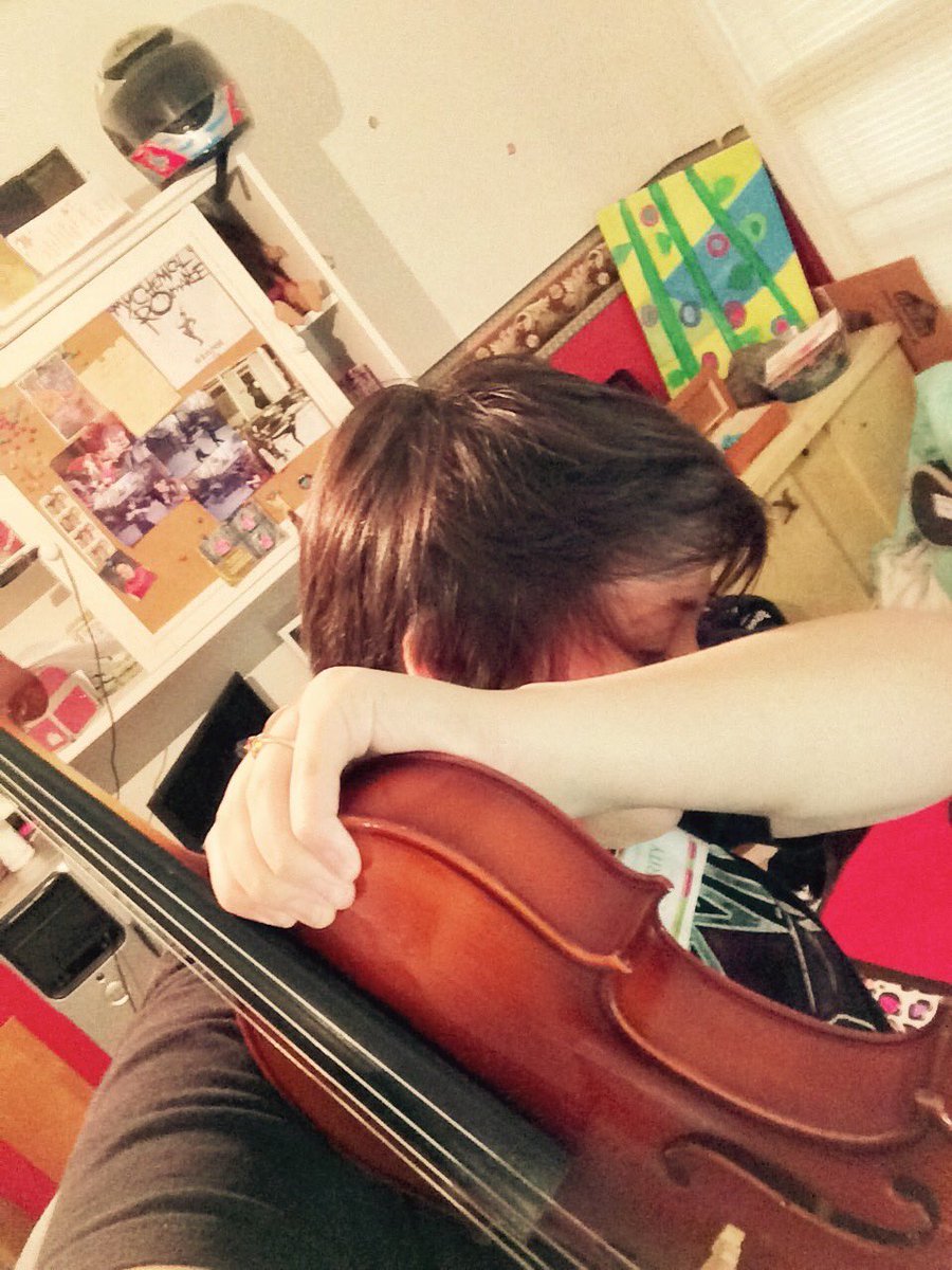 elizzalouu's tweet photo. @ONWOrchestra #PracticeSelfie. I went to go practice and realized I left both my bows at school. Guess I'll be plucking! https://t.co/BIs8ihVXf5