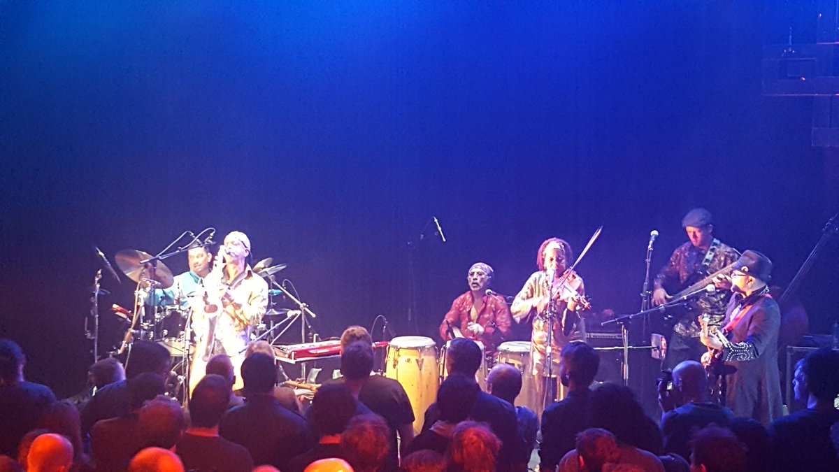 Idris Ackamoor. Man naar mijn hart. Komt op in een panterbadjas, draagt er een gouden kostuum onder #LGW16