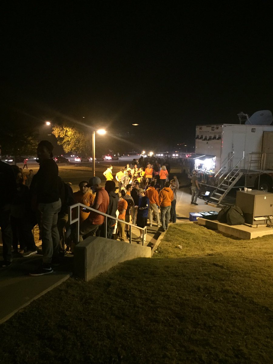 Looper72's tweet photo. A more than 200 yd line of students that weren't allowed into the game tonight. Thanks for removing seats @ClemsonDRad https://t.co/tBi8vQbtev