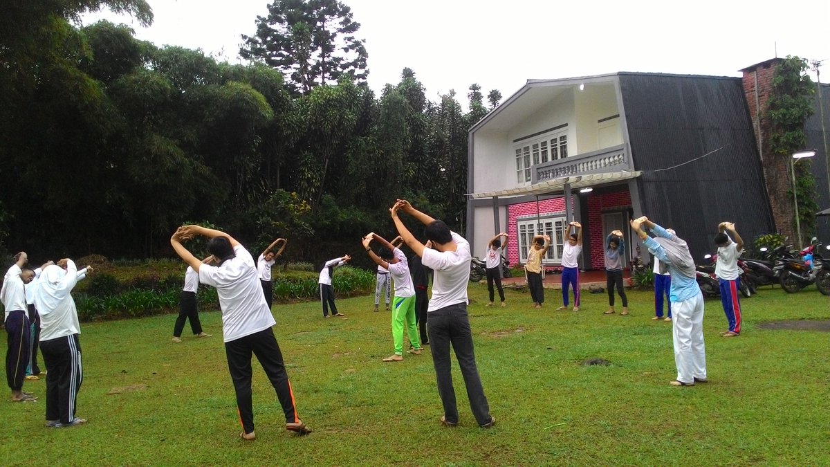 hari kedua pochefgath kita diawali dengan senam pagi setelah solat subuh :)