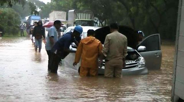 Pecinta Alam Mobil Mogok Terobos Banjir Semeter di Karawang dlvr.it/Mf3pHh #COPALA_INDONESIA