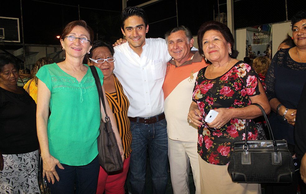 DanielGranjaMX's tweet photo. Del Congreso a las calles y con las familias del oriente de Mérida. Escuchar para legislar mejor.
#Contigo1D https://t.co/727mfhJb6G
