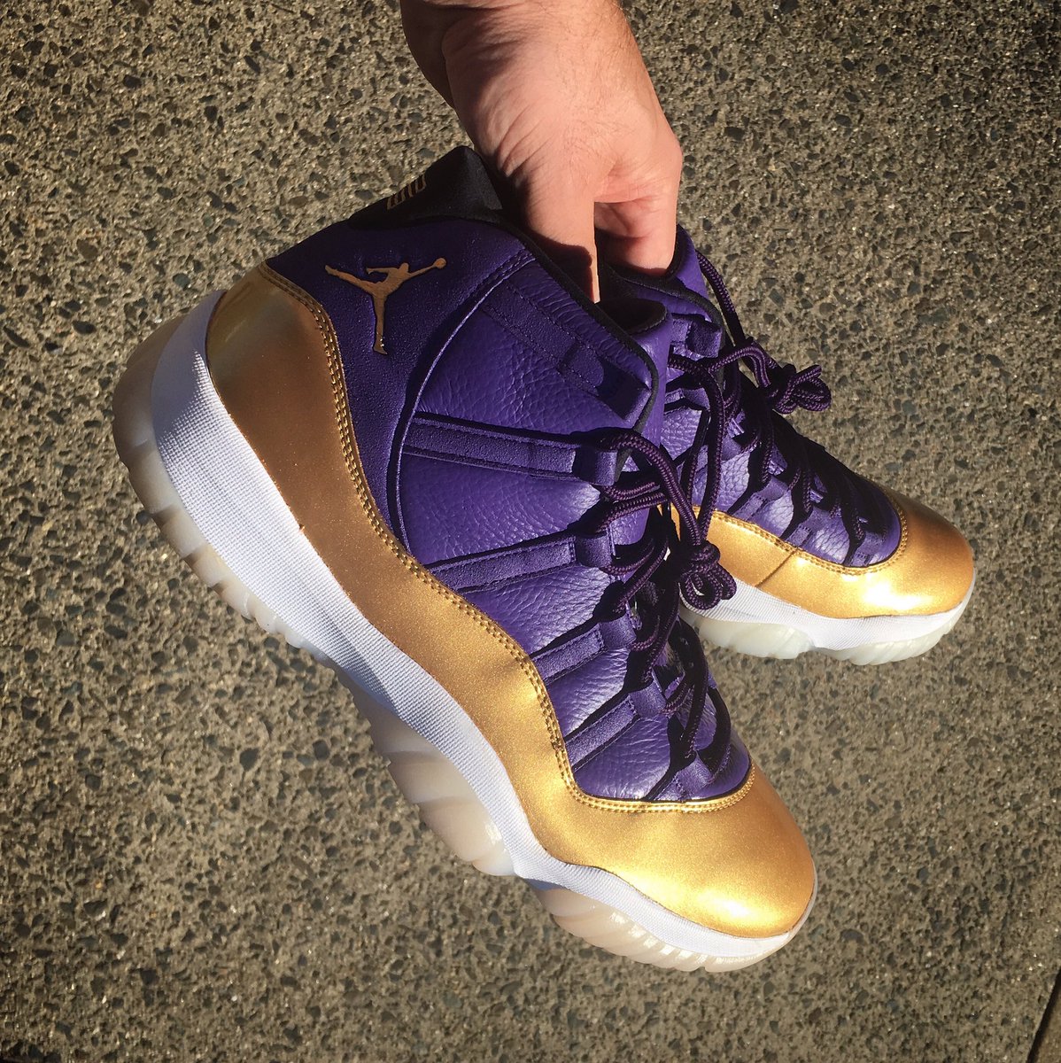 MACHE275's tweet photo. Omega. #customsThatDontLookCustom #omegapsiphi #washington #huskies #SKOL #jordan #macheMade https://t.co/LPi5EanD4u