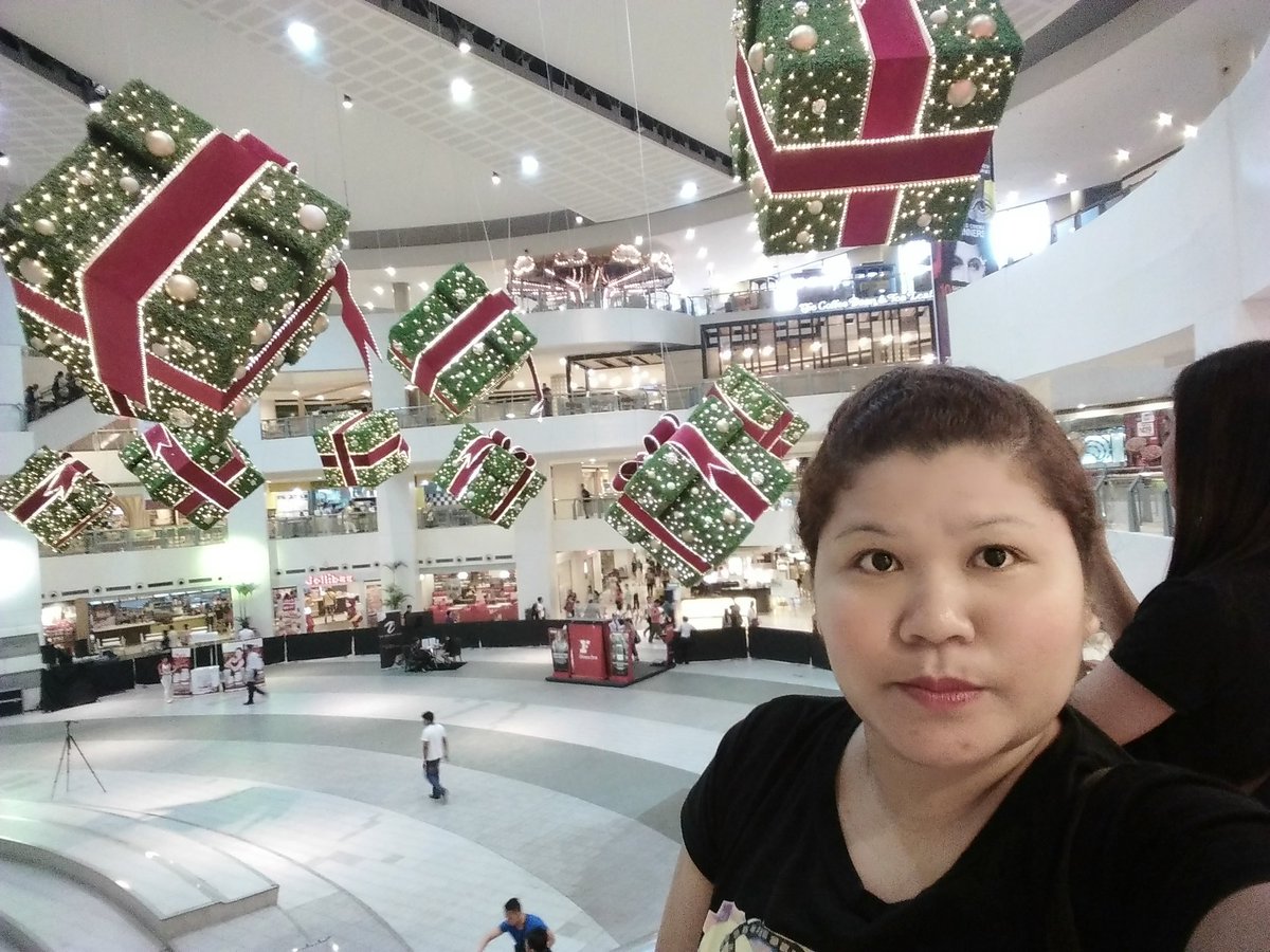 cutiejoy_11's tweet photo. christmas has arrived here 😄🎁🎁🎁 merry x'mas everyone in advance😜 #MallingTime #Relax https://t.co/qjHKBz3J1a