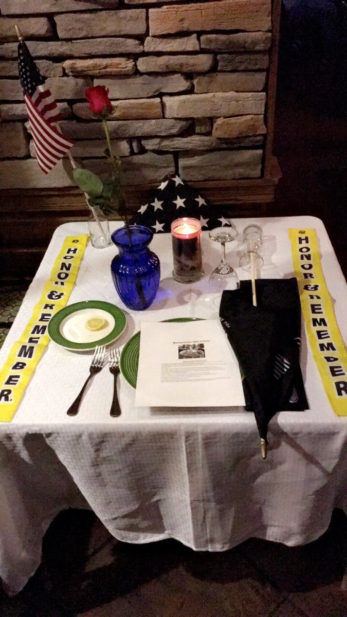 MsMichele_Lynn's tweet photo. Shout out to @Applebees for preparing a Fallen Solider Table💜🇺🇸 #MuchRespect #HappyVeteransDay https://t.co/Y5RmeEVOki