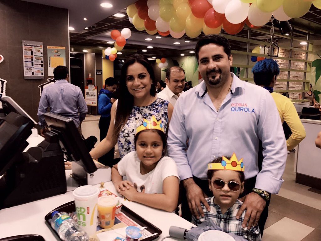 McDonalds_Ecu's tweet photo. @equirola también se unió junto a su familia para ayudar en el #McDíaFeliz. ¡Muchas gracias! https://t.co/UwdSals0ly